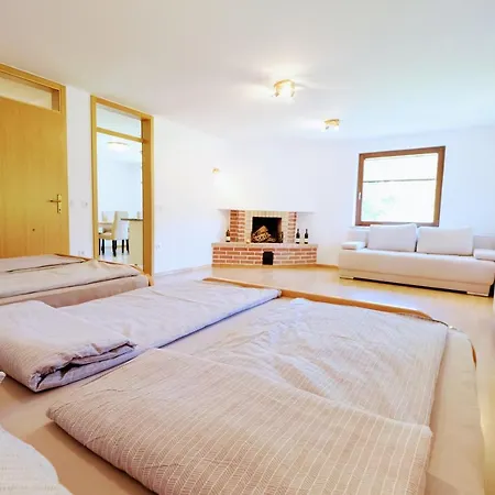 Appartement Small Wooden And Zgornja Dobrava *