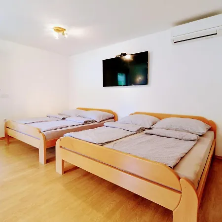 Small Wooden And Zgornja Dobrava 拉多夫吉卡