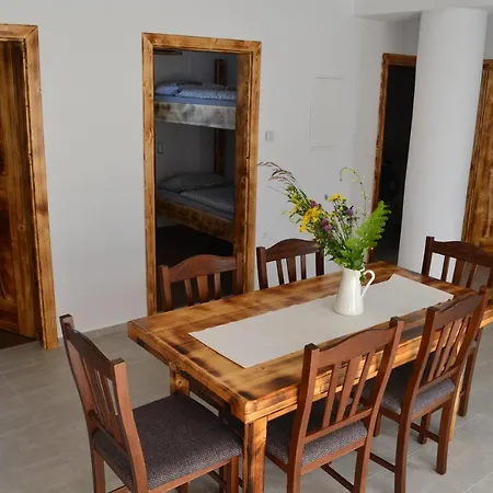 Apartman Small Wooden And Zgornja Dobrava
