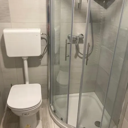 Small Wooden And Zgornja Dobrava Apartamento