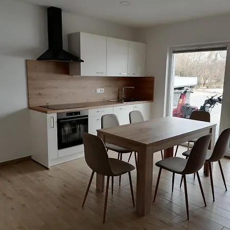 Small Wooden And Zgornja Dobrava Apartamento *