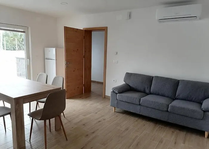 Apartman Small Wooden And Zgornja Dobrava