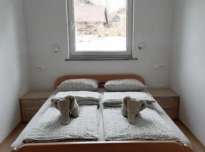 Small Wooden Houses&apartments Zgornja Dobrava Appartement